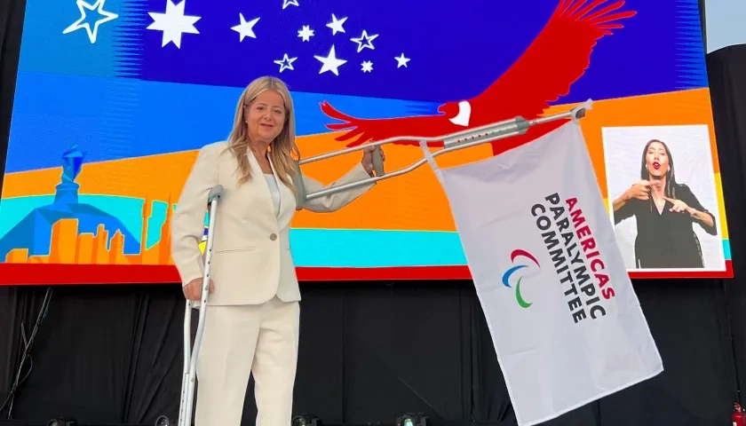 La gobernadora Elsa Noguera con la bandera de los Juegos ParaPanamericanos 2027 que se cumplirán en Barranquilla