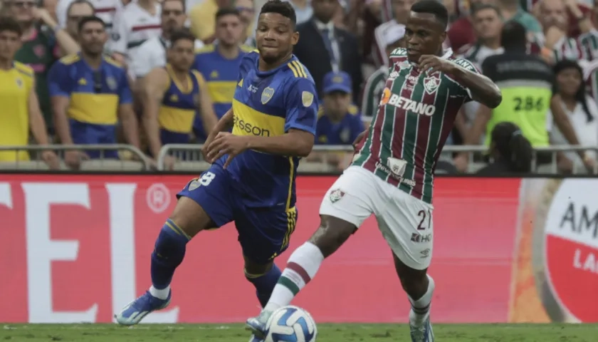 El colombiano Frank Fabra persigue a su compatriota John Arias durante el juego en el Maracaná.