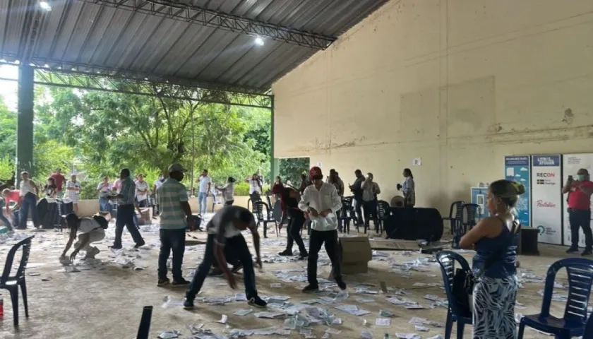 Aspecto de la destrucción del material electoral en Fonseca, La Guajira.