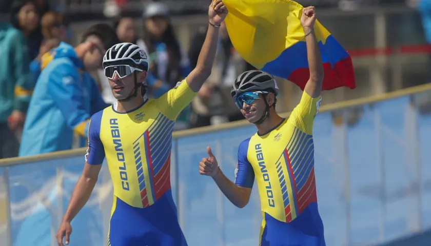 Los colombianos Andrés Gómez (izquierda) y Juan Mantilla tras ganar plata y oro, respectivamente, en 10.000 metros masculino.