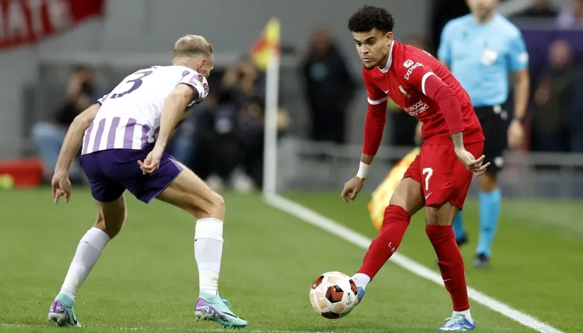 Luis Díaz encara a Mikkel Desler, del Toulouse.