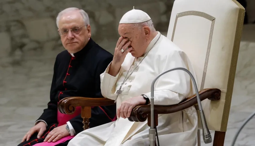 El papa Francisco asiste a la audiencia general semanal en el Aula Pablo VI.