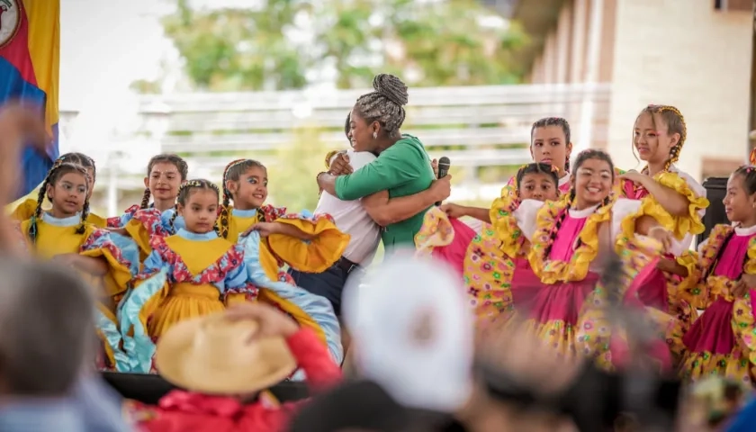 La ministra Aurora Vergara celebró con comunidad educativa de Pitalito