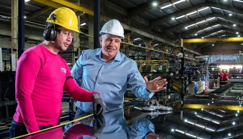 Christian Daes, Director de Operaciones de Tecnoglass, junto a un empleado de una de las plantas