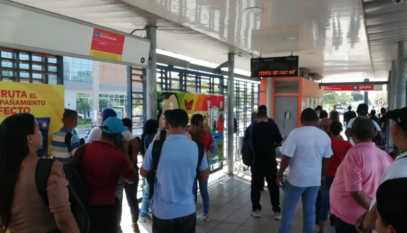 Personas esperando una ruta en la estación Pacho Galán.