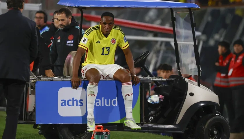 Yerry Mina salió lesionado en el partido contra Chile, en Santiago.