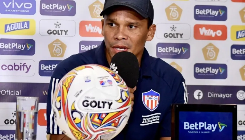 Carlos Bacca en la rueda de prensa previa al partido contra el Medellín.