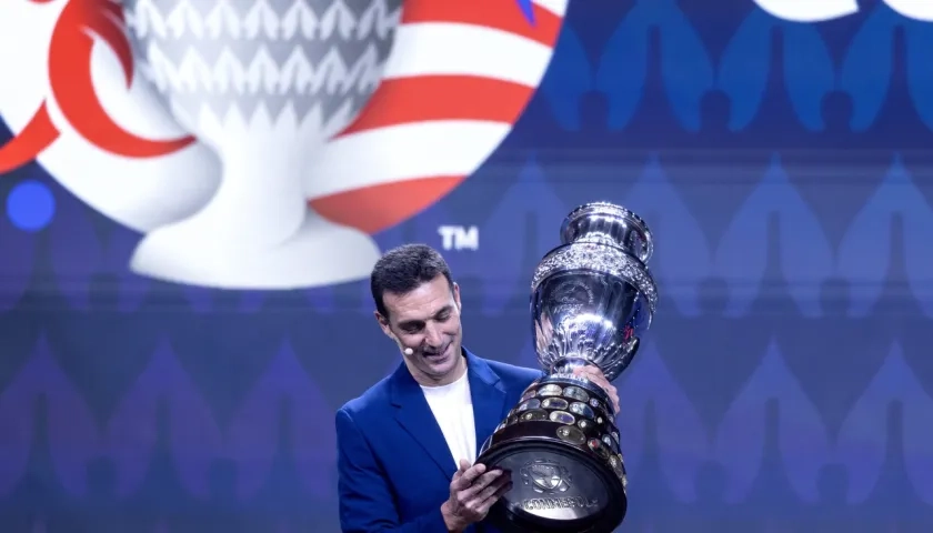 El técnico de Argentina, Lionel Scaloni, con el trofeo de la Copa América, que ganó con su Selección en 2021. 