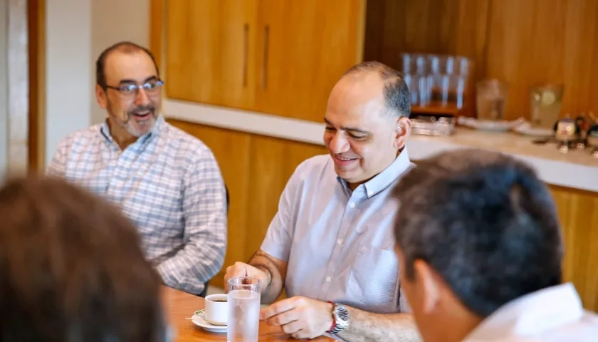 El presidente de la CAF, Sergio Diaz-Granados, y el alcalde electo de Santa Marta, Carlos Pinedo