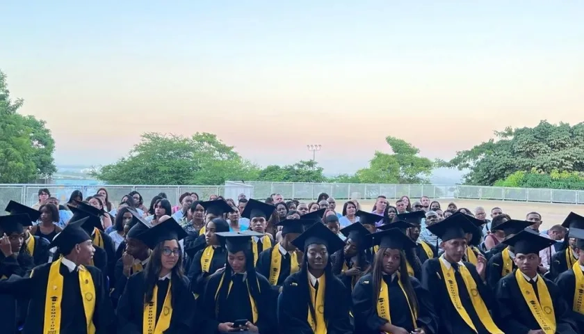 Graduandos del colegio 'Lomas del Peyé'.