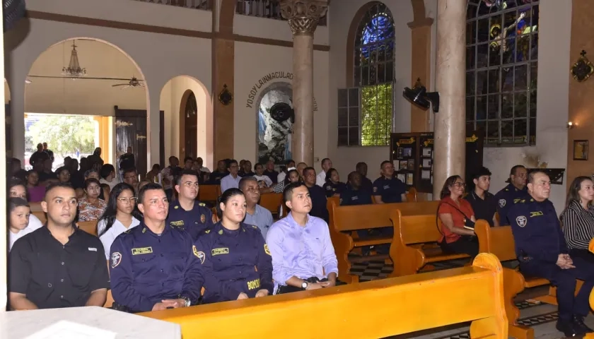 Cuerpo de Bomberos rinden homenaje a Javier Solano.