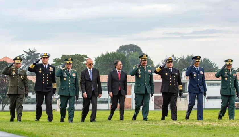  Luis Ospina sigue como Comandante del Ejército.