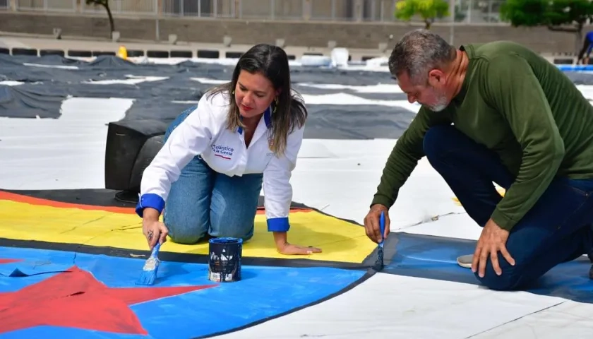 Diana Acosta junto a la obra.