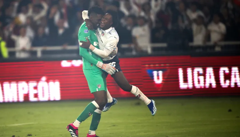 Alexander Domínguez celebra el título con su compañero Jhojan Julio.