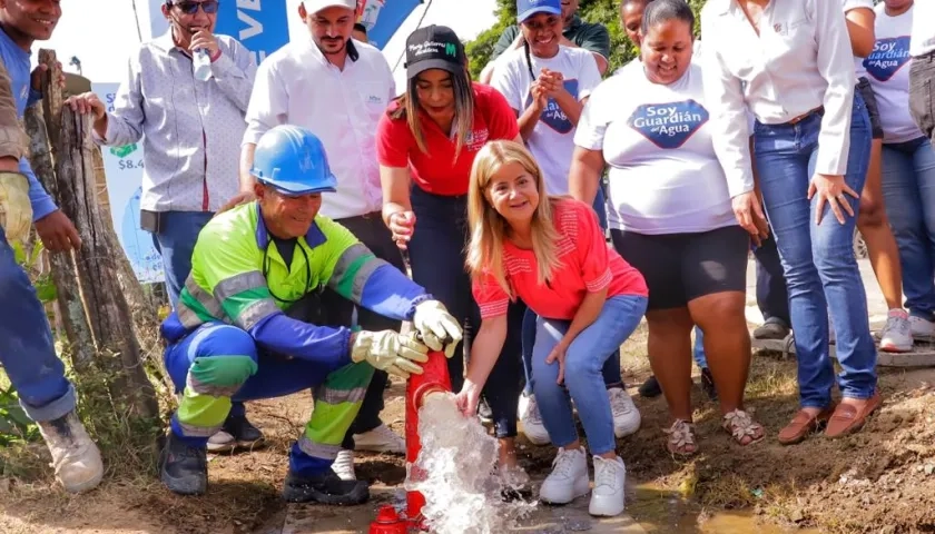 La Gobernadora Elsa Noguera en el corregimiento de Santa Cruz, en Luruaco. 