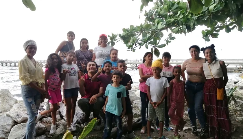 Participantes de 'Murales para la paz', en compañía de la psicóloga Madia Muskus e Iván Moreno Rojas del Centro Nacional de Memoria.