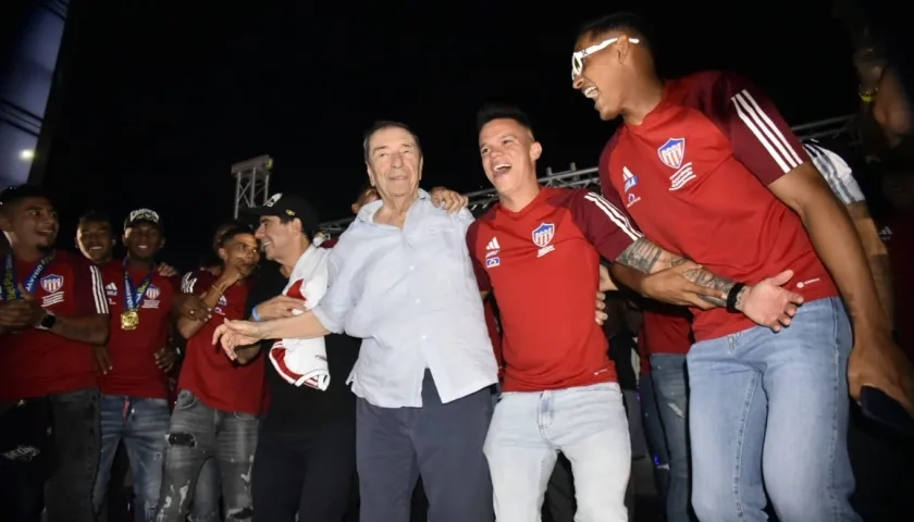 Fuad Char en plena celebración con Wálmer Pacheco y Gabriel Fuentes.