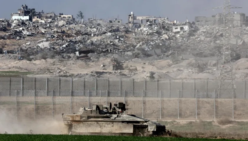 Un tanque israelí cerca de la franja de gaza.