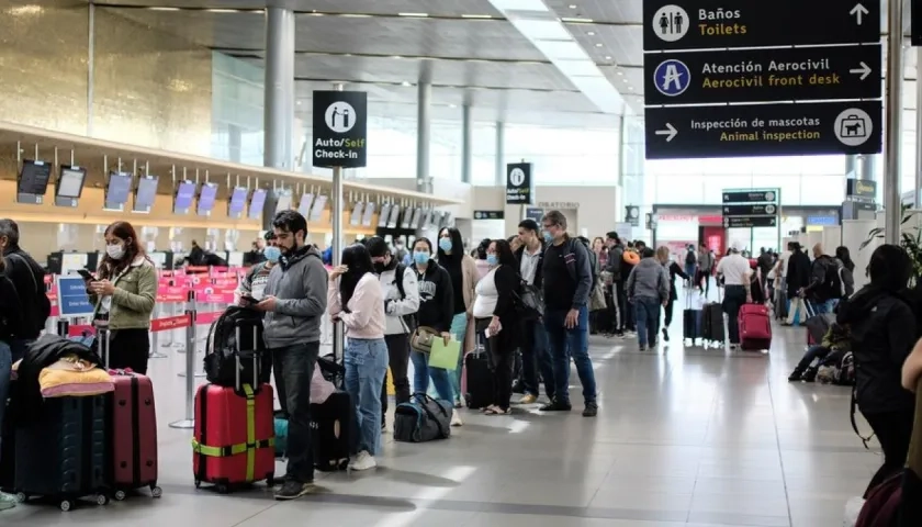 Largas filas en el aeropuerto El Dorado. 