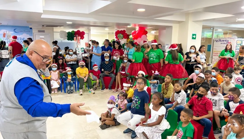 Niños en la entrega de regalos de la Clínica Bonnadona.