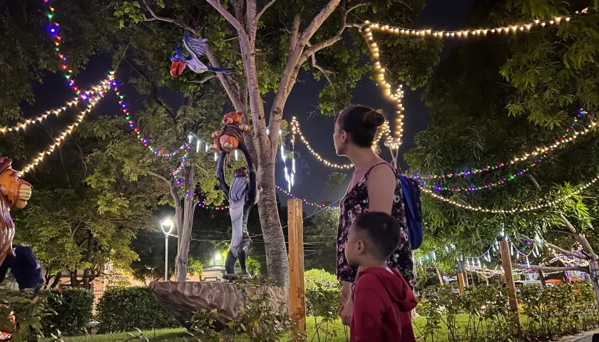 Alumbrado navideño en el parque Los Fundadores.