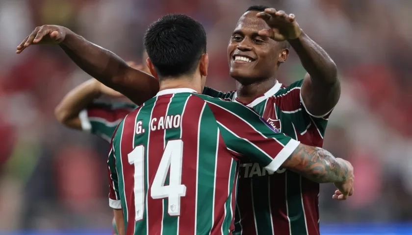 Jhon Arias celebra su gol con el argentino Germán Ezequiel Cano. 