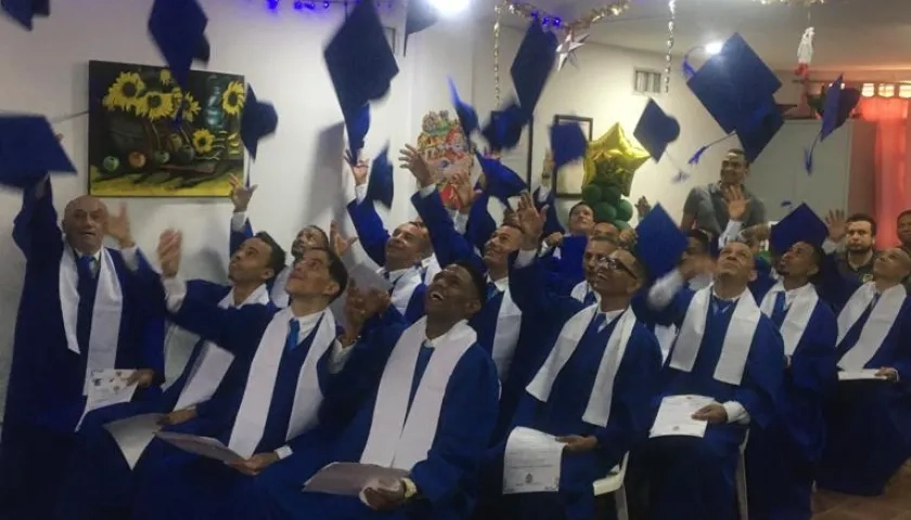 Los reclusos recibieron grado por la Institución Educativa Distrital Fénix. 