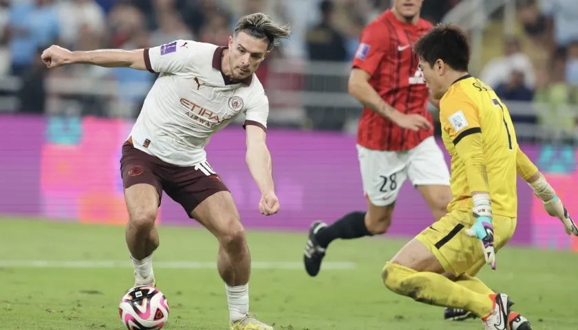 Jack Grealish encara al portero Shusaku Nishikawa, del Urawa Reds.