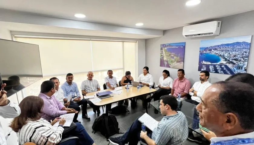 Carlos Pinedo, alcalde electo de Santa Marta en el inicio de la reunión de empalme