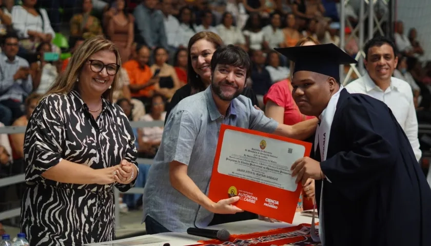 El alcalde Jaime Pumarejo y la secretaria de Educación, Bibiana Rincón, con uno de los graduandos