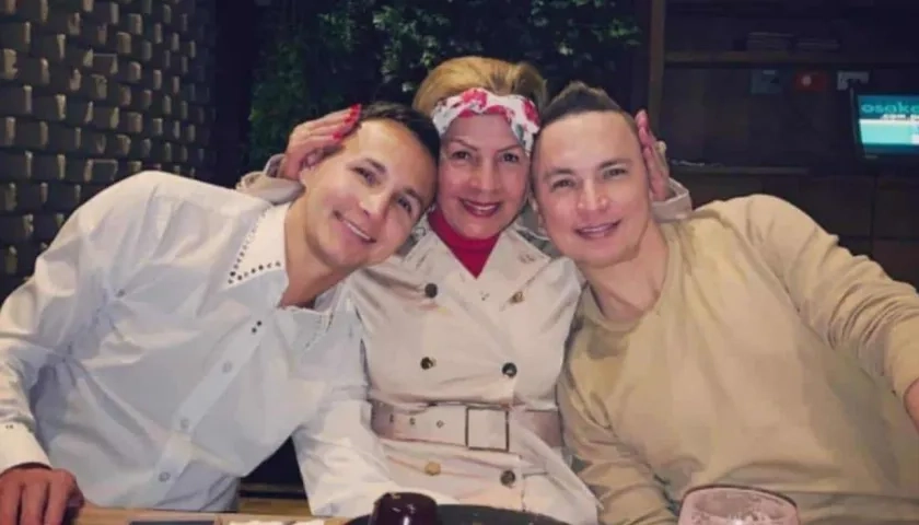 Jhonier Leal junto a su hermano Mauricio y su mamá.