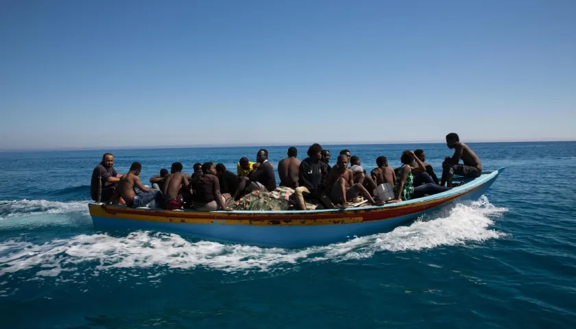 Vista de personas rescatadas tras un naufragio en costas de Libia, en una fotografía de archivo