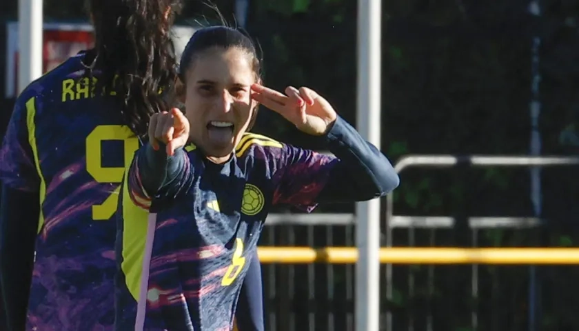 Daniela Montoya celebra el gol con el cual le dio el triunfo a Colombia.