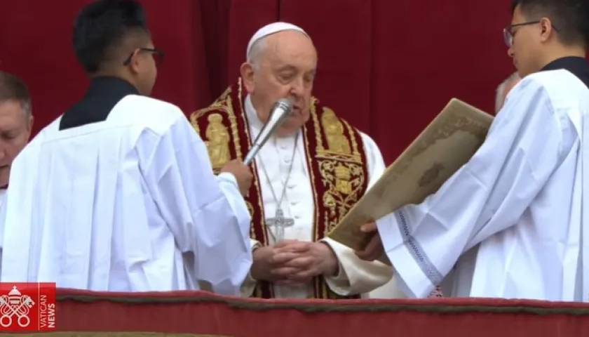 El Papa lee su mensaje de Navidad antes de la bendición 'utbi et orbi'.