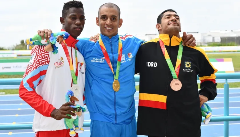 José Flórez (centro) logró el oro en el lanzamiento de la jabalina. 