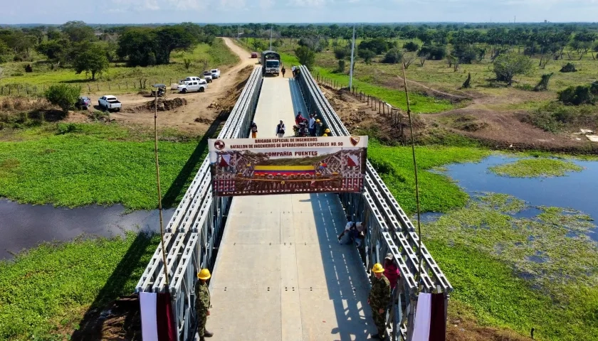El puente metálico fue construido por la UNGRD y el Comando de Ingenieros del Ejército Nacional de Colombia