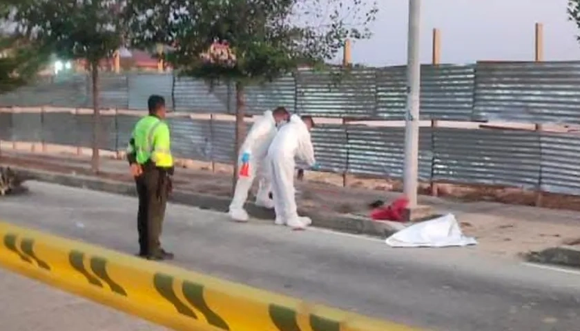 Momento de la inspección del cuerpo del motociclista muerto. 