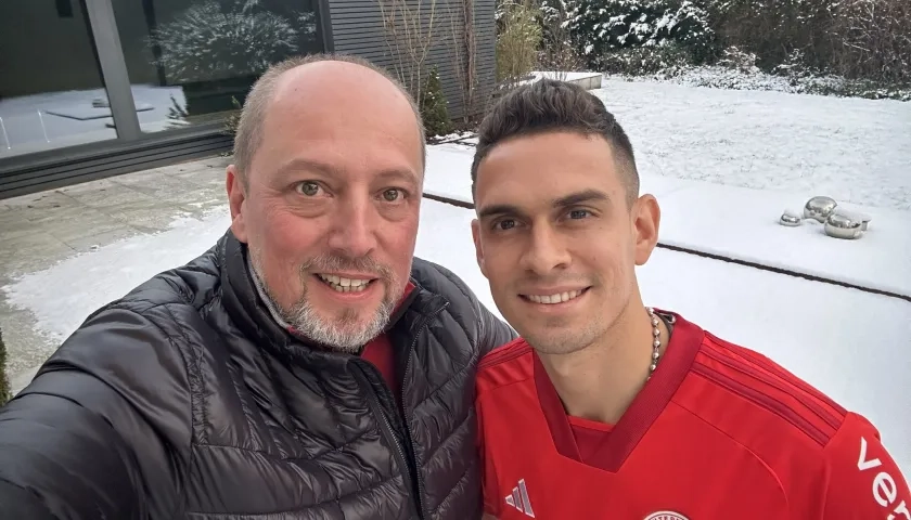 Santos Borré con el presidente del Inter, Alessandro Barcellos.