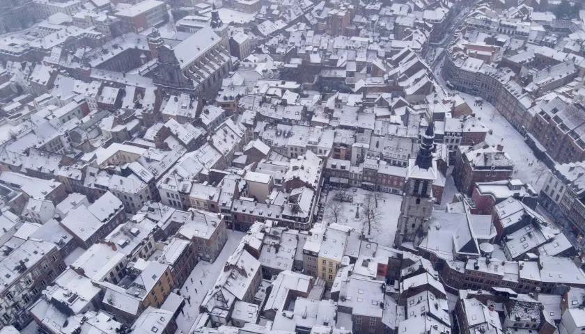 Ciudadela de Namur en Bélgica, cubierta de nieve.