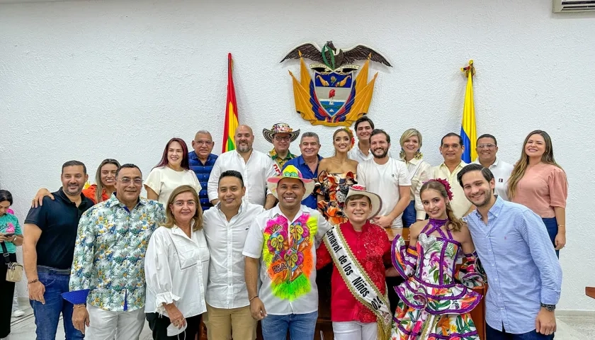 Comitiva del Carnaval de Barranquilla junto a los concejales.