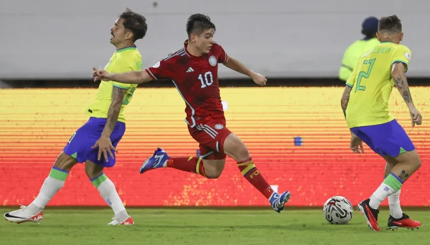 Daniel Ruiz, volante colombiano, lanzando un centro al área.