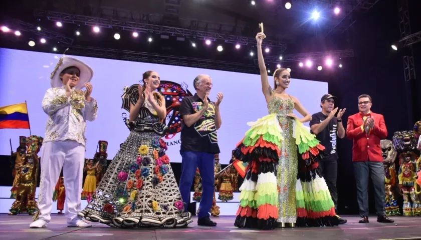 Melissa Cure con las llaves de la ciudad que le entregó el alcalde Alex Char