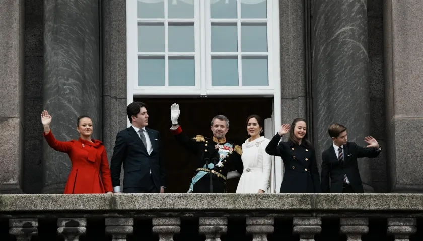 La familia real danesa desde el balcón del palacio de Christiansborg.