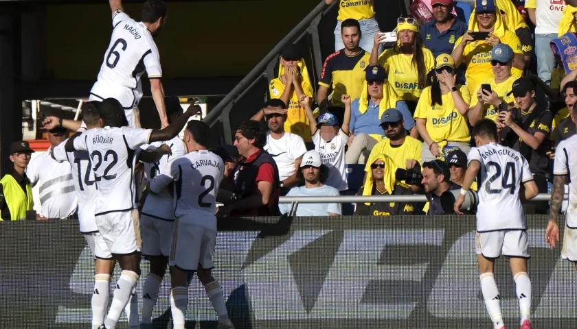 Los jugadores del Real Madrid celebran el 2-1