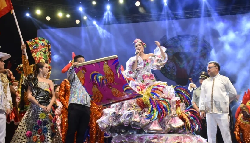 La reina de Carnaval 2024, Melissa Cure, leyendo su Bando.