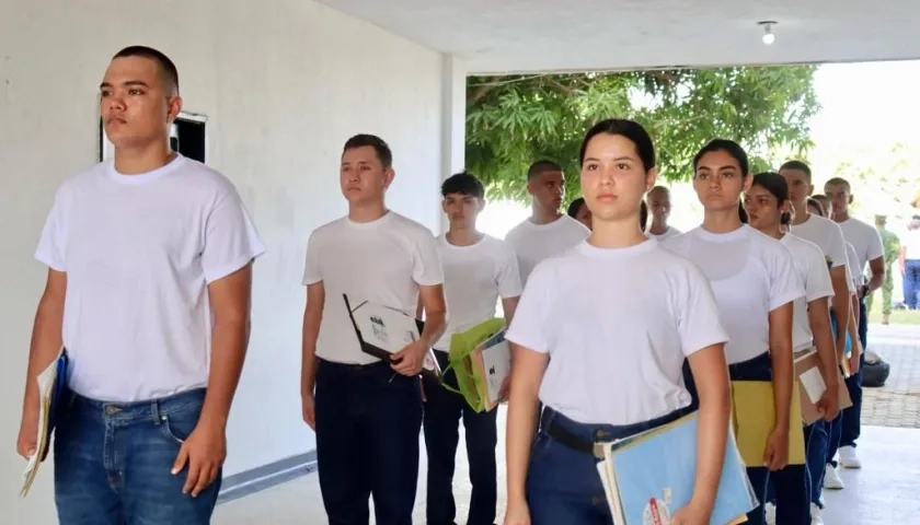 Primeras mujeres suboficiales de línea.