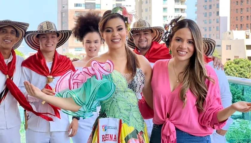 Natalia Muñoz, reina del Carnaval del Atlántico, y Verónica Cantillo, secretaria de Cultura.