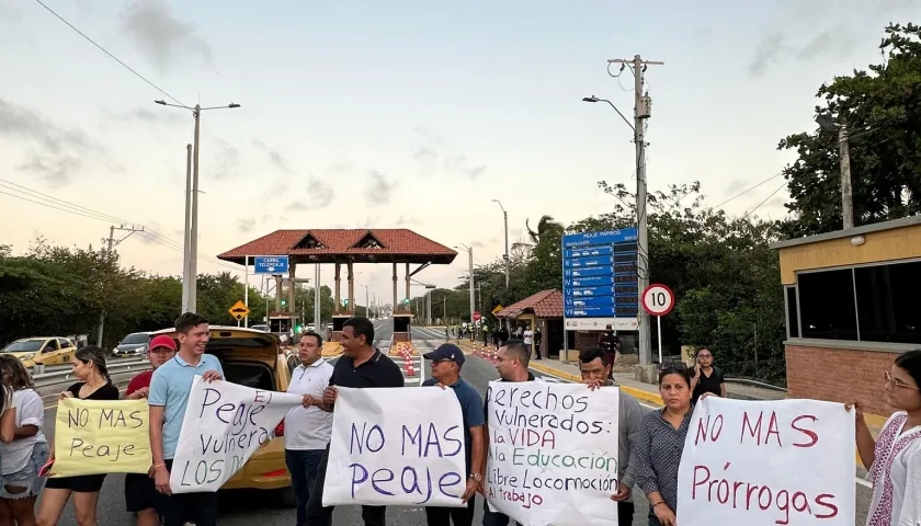 Algunos ciudadanos llevaron pancartas para rechazar el cobro del peaje