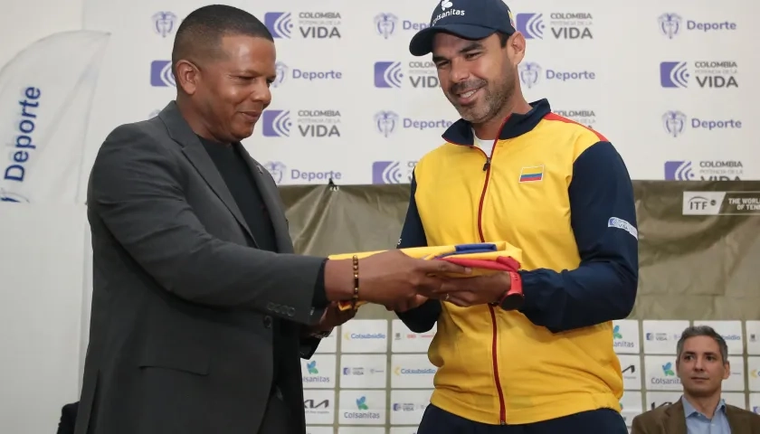 El capitán Alejandro Falla recibió el pabellón nacional.