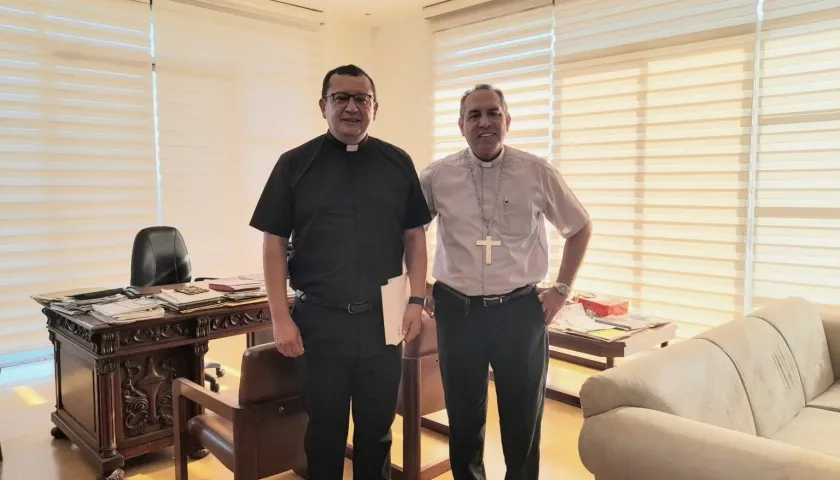 Padre Germán Gándara, CJM., rector encargado de Unicatólica y Monseñor Pablo Salas, arzobispo de Barranquilla.